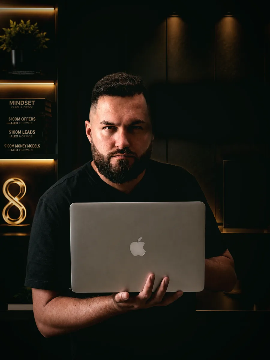 Paulo com o notebook no escritório