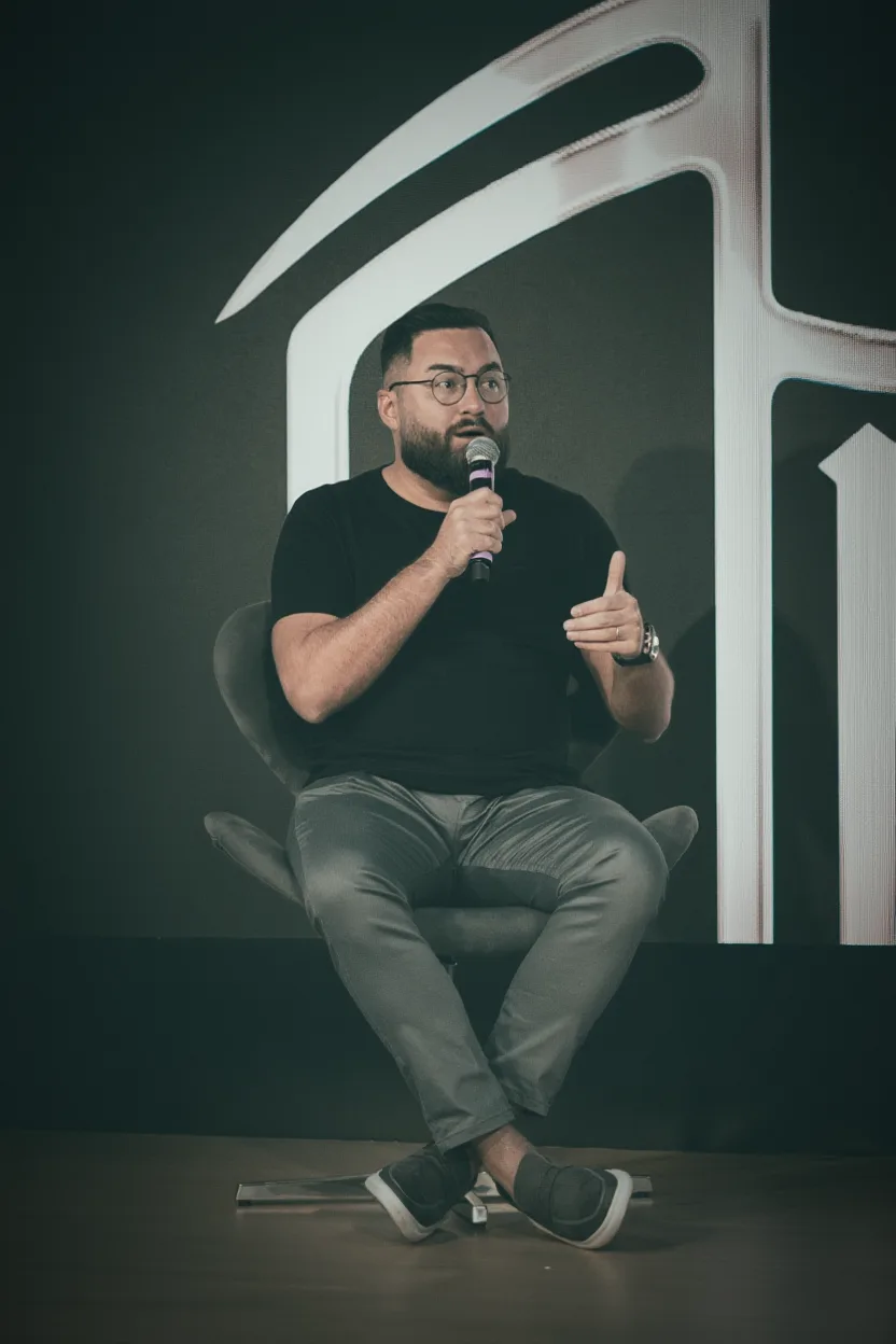 Paulo palestrando no palco